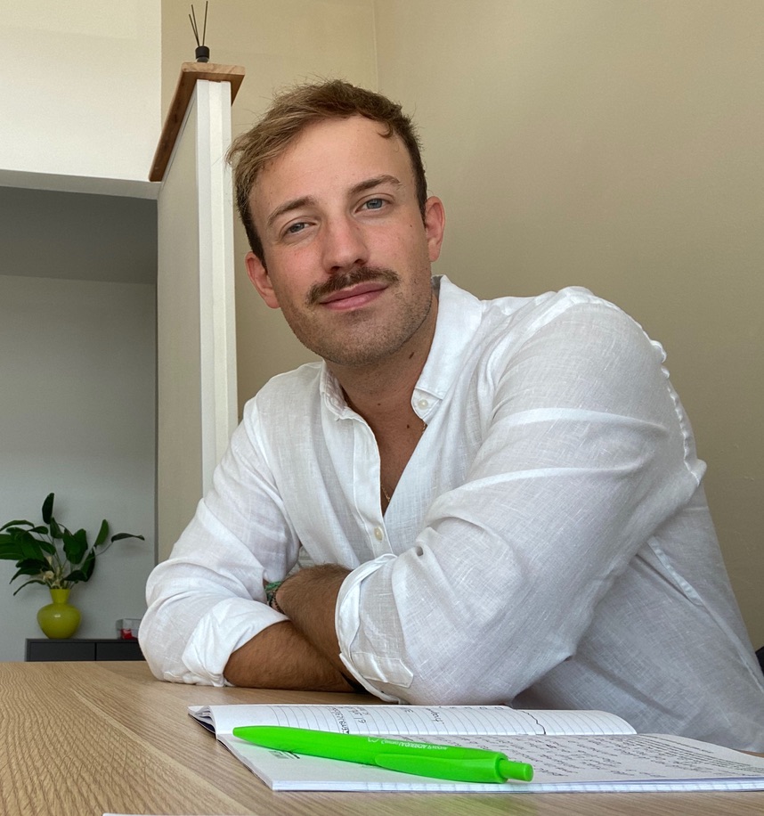 Francesco Aveta seduto a un tavolo durante un momento di lavoro